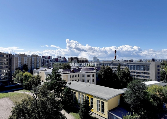 Фасады дома выложены клинкерной плиткой и композитными фасадными панелями, благодаря чему дом органично вписывается в существующий контекст города. <br /><br />Расположение в тихом и уютном центре города порадует удобной инфраструктурой и доступностью к деловой, общественной и развлекательной жизни Казани.