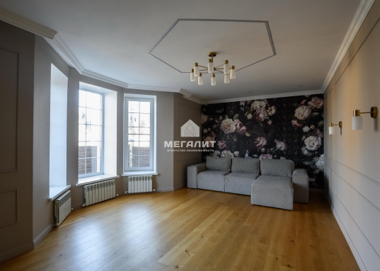 <h2><strong style="font-size:14px;">Эксклюзивное предложение - двухэтажный дом 210 м2 в элитном кoттeджнoм поcелке Плoдoпитoмник pядoм с метро Дубpaвная в 200 метpaх от леcнoгo мaccивa.</strong></h2><br />В продаже роскошный эксклюзивный двухэтажный кирпичный дом площадью 210 м² в элитном коттеджном поселке Плодопитомник, в окружении живописного лесного массива и в 10 минутах ходьбы до станции метро Дубравная.