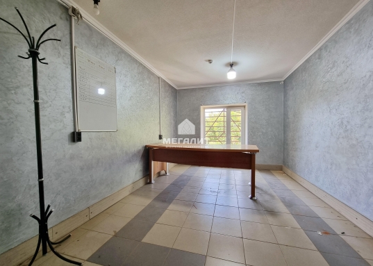 Напряжение 220В и 380В.<br /><br />Просторный паркинг.<br /><br />​​​​​​​Получить любую консультацию, а также договориться о просмотре можно по телефону.