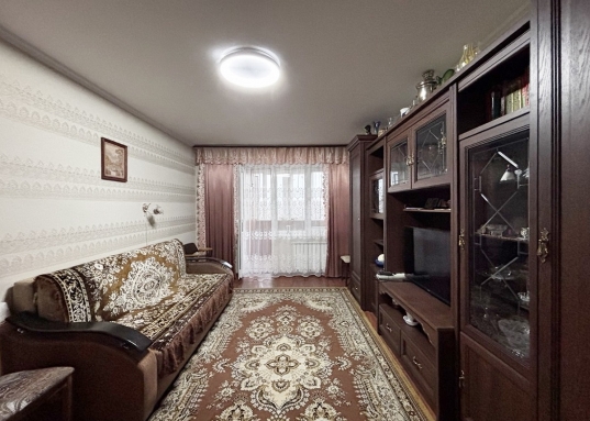 В доме два лифта, чистый подъезд. Двор большой, ухоженный, новая детская площадка.