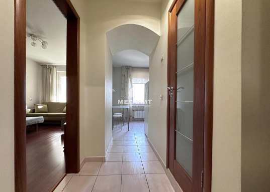 квартиру в центре Ново-Савиновского района по <strong>ул. Чистопольская, д. 45</strong>!<br /><br />Теплый комфортный 5-этажный <strong>дом всего на 39 квартир</strong>! <br /><br />Квартира общей площадью <strong>36,9 м2 (с учетом лоджии)</strong> расположена <strong>на 3 этаже</strong>, в середине дома (не угловая, не торцевая).<br /><strong>Комната 17,3 м2, кухня 8,1 м2.</strong> Просторная остекленная лоджия.