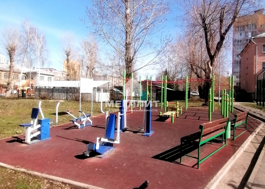В 10 минутах две станции метро: Станция «Горки» по ул. Рихарда Зорге и станция  «Аметьево».