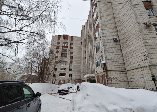 Лицей 131, Гимназия 96, Школа 18, КАИ, КФУ, КХТИ, КГАСУ, поликлиники, больницы.<br />- ТЦ Kazan Mall, ТРЦ Корстон, ТРЦ Кольцо, Парк Горького, скейт-парк Парк Урам, детский спортивный парк "Елмай" а также театры, музеи, магазины, кофейни, пекарни, атмосферные парки и скверы.<br /><br /><strong>Отличная транспортная развязка</strong>, остановки общественного транспорта в 3-х минутах, метро "Суконная слобода" 15 минут ходьбы пешком.<br /><br />Рядом улицы: Хади Атласи, Чехова, Вишневского, Лейтенанта Шмидта, Достоевского, Карла Маркса, Николая Ершова, Нурсултана Назарбаева, Калинина.<br /><br />Один взрослый собственник, вся сумма в договоре ЗВОНИТЕ!