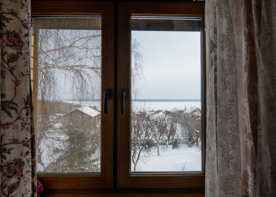 Организован спуск на воду для катера.<br />В 100 метрах от дома благоустроен родник с вкуснейшей водой, сразу за которым можно прогуляться по лесу.<br /><br />Воздух - одна из изюминок данного предложения! Здесь хорошая роза ветров, климат как в Крыму или Сочи, горный воздух, почти что морской.