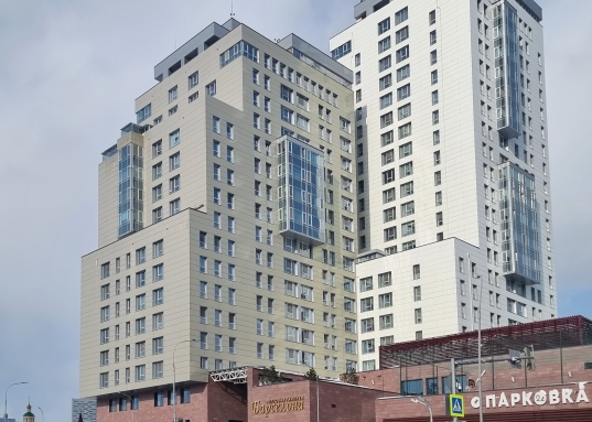 В квартире остается дизайнерская мебель и бытовая техника.