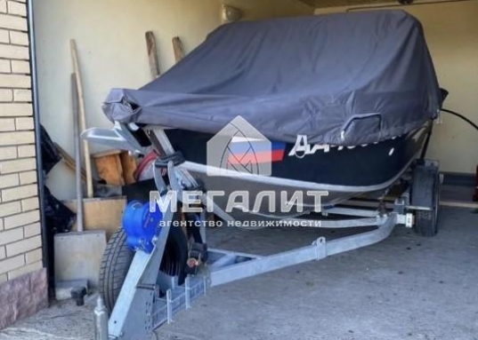 Матюшино прямо на берегу матушки Волги Вы найдете то, о чем мечтали!<br /><br />Дом построен в 2006 году, есть баня, гараж, теплица, летняя кухня с зоной барбекю, выполнено полное благоустройство участка: брусчатка, большое количество декоративных и плодовых деревьев: сосны, ели, кедры, разнообразие можжевельников и туй, яблони, груши, вишни, 6 сортов винограда и многое другое будут радовать Вас каждое лето!<br /><br /><strong><span style="text-decoration:underline;">О доме:</span></strong><br /><br />Год постройки: 2006<br />Площадь 200,6 м2<br />Материал стен: кирпич<br />Фундамент: блочный<br />Количество этажей: 2<br />Количество спален: 5<br />Коммуникации: отопление: индивидуальный газовый котел с насосом, электричество: 380 Вольт, вода: артезианская скважина.<br />Внутренняя отделка: различные сорта древесины - лиственница, сосна, дуб и тд.<br /><br />Дом полностью экологичен, каким и должен быть качественный дом для жизни на природе!<br />Великолепные видовые характеристики в любое время года: летом - бескрайние просторы Волги и щебет птиц, зимой - настоящая Новогодняя сказка!<br /><br /><strong><span style="text-decoration:underline;"> Об участке:</span></strong><br /><br />Площадь участка: 16,27 сот.<br />Участок расположен в 300 метрах от берега Волги.