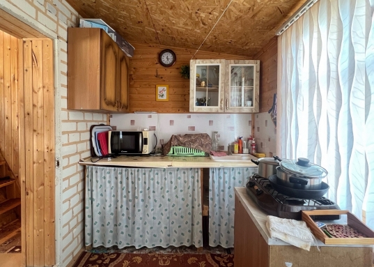 Участок огорожен, есть ворота для заезда машины.