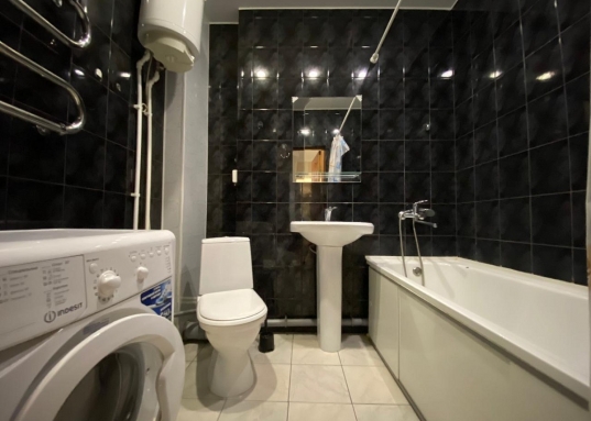 В доме подземный теплый двухуровневый паркинг. Во дворе детская игровая площадка.