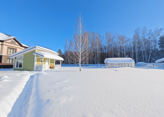 Имеются откатные ворота и калитка.<br /><br />Территория участка богата постройками.<br />Специально отведено место для строительства большого дома.<br /><br /><strong><em>- К<em>руглогодичный жилой дом, 42 кв.м.</em></em></strong><br />Дом каркасный, теплый, просторный. <br />Фундамент - винтовые сваи .<ul><li>отопление электрическое</li><li>теплый пол по всему дому </li><li>канализация (2 переливных ямы)</li><li>скважина 80м</li><li>интернет, телевидение</li><li>кондиционер</li><li>терраса </li></ul><em><strong>- Погреб </strong></em><ul><li>площадь 6 кв.м.</li><li>глубина 2м.</li></ul><strong><em>- Баня <br />- Дровяник<br />- Хоз.