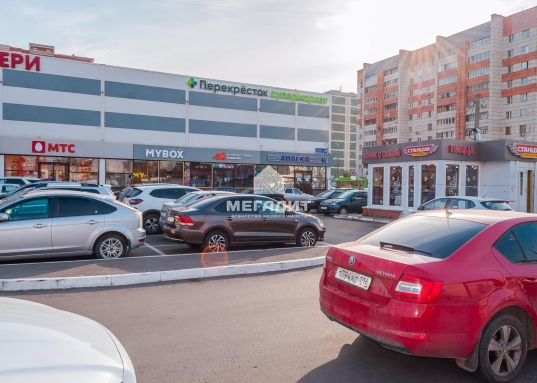 расположено</p><p>в ТЦ «Савиново», по адресу: пр-т Ямашева д.93.<br /><br />- Первый этаж</p><p>- Отдельная входная группа</p><p>- Большое витражное окно</p><p>- Свободная планировка</p><p>- Помещение оборудовано с/у</p><p>- Два кондиционера</p><p>- Много места на фасаде для размещения вывески<br /><br />   ТЦ оборудован большой наземной парковкой с удобными заездами/выездами на пр.