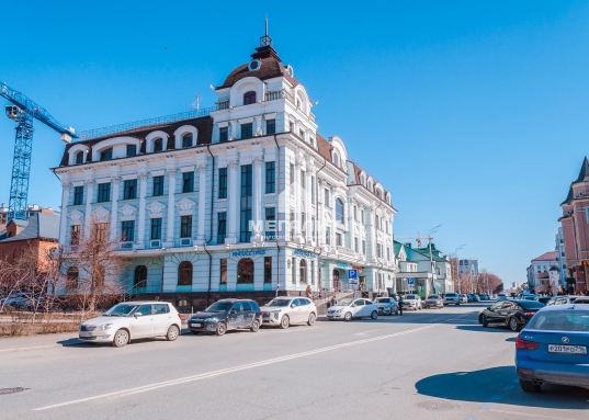 В шаговой и транспортной доступности главные улицы центра Казани: Пушкина, Островского, Бутлерова, Баумана, Профсоюзная, Спартаковская, Салимжанова, Право-Булачная, Кремлевская и другие.<br />Вести бизнес здесь очень удобно и представительно.<br /> <br /><strong>Заинтересовались?</strong><br />Обращайтесь, своевременно обеспечим необходимой информацией, договоримся об осмотре, <strong>организуем комфортную и надежную сделку купли-продажи.</strong><br /><br />В презентации использована фотография городской среды фотографа: Елены Сунгатовой.