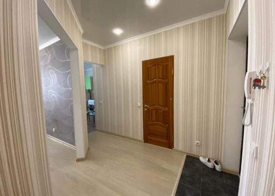 Удачное расположение дома в районе с развитой инфраструктурой: детский сад, хорошая школа,19 гимназия, кафе, рестораны, банки, рынок, парк Дубравная, Мавлютова, Сафиуллина до метро Пр.Победы 2 минуты пешком, отличная транспортная развязка, транспорт в любой конец города.