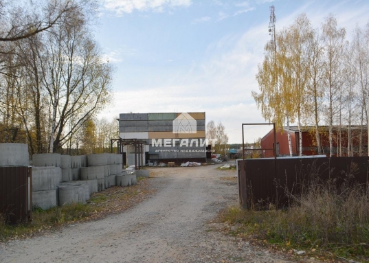 Коммуникации: скважина, электричество - напряжение 220 и 380 Вт., пока подключена мощность 15 КВт., но возможно увеличение мощности.