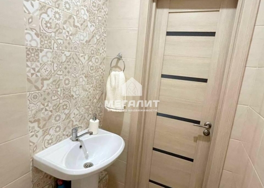 Адрес: ул. Азата Аббасова, дом 8, Количество комнат: 2, Общая площадь: 53 м<sup>2</sup>, Жилая площадь: 34 м<sup>2</sup>, Площадь кухни: 12 м<sup>2</sup>, Этаж: 7/10, Тип дома: Кирпичный