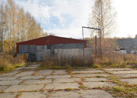 Удобные подъездные пути, до помещения дорога из железобетонных плит.