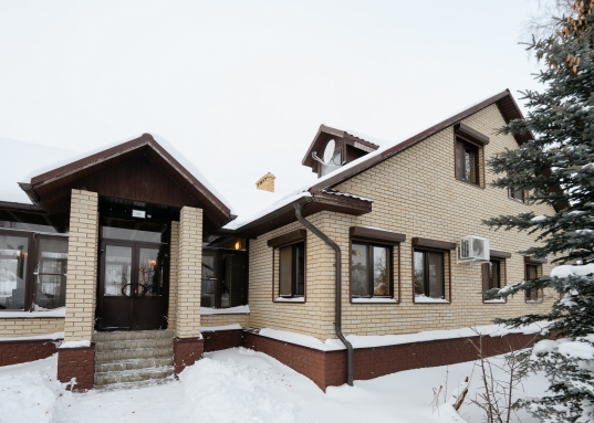 При этом есть возможность либо организовать еще одну детскую, либо объединить комнаты и укрупнить пространство.<br />В состав дома входит просторная крытая веранда, объединяющая жилое пространство с зоной барбекю.<br /><br />Дом полностью экологичен, каким и должен быть качественный дом для жизни на природе!<br />Великолепные видовые характеристики в любое время года: летом - бескрайние просторы Волги и щебет птиц, зимой - настоящая Новогодняя сказка!<br /><br /><strong><span style="text-decoration:underline;"> Об участке:</span></strong><br /><br />Участок расположен в 300 метрах от берега Волги.