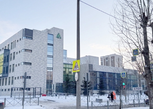 В пяти минутах ходьбы от спортивного комплекса Татнефть Арена, развлекательного комплекса «Ривьера» и торгового центра «Спар».<br /><br />О квартире:<br />- зал 18 к.м<br />- кухня 10 м2<br />- в квартире идеальная чистота, свежий ремонт в светлых тонах, куплена вся новая мебель - диван, шкаф, комод, новый кухонный гарнитур, стиральная машина, новый холодильник, СВЧ, стол и стулья, с любовью, хорошим людям.<br />- сан.узел в кафеле<br /><br />О доме:<br />- выгодное удобное расположение дома<br />- идеально чистый подъезд<br />- паковочные места во дворе<br />- детская площадка и благоустроенная территория<br />- напротив школы "Адымнар"<br /><br />Инфраструктура:<br /><br />Развитая инфраструктура, рядом детские сады и школы, магазины, остановка общественного транспорта, до метро Козья Слобода 15 минут.<br /><br />Рядом улицы: Чистопольская, Козина, Амирхана, Ямашева, Мусина, Меридианная.