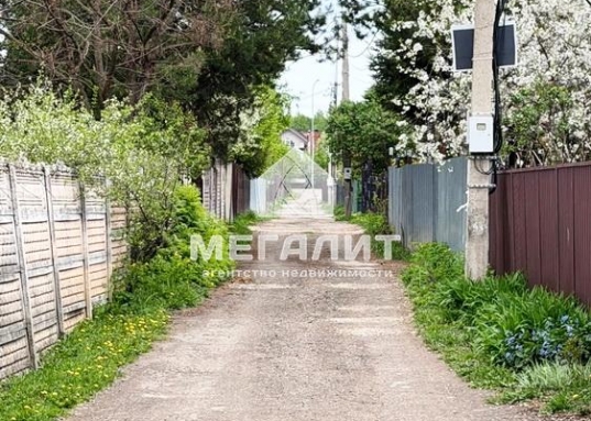 На втором этаже просторная комната 21,7 кв.м., поделена на 2 части.