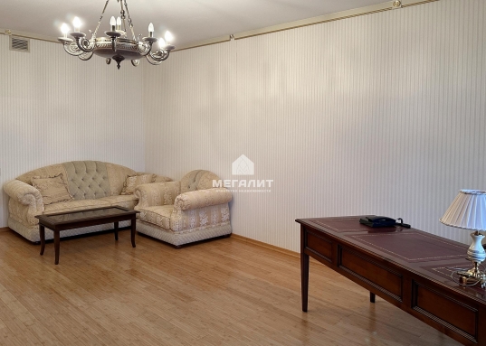 Каждый элемент интерьера подчёркивает изысканный вкус и внимание к деталям:</p><ul><li><p><strong>Полы:</strong> бамбуковый паркет и плитка с системой подогрева — тепло и комфорт в любое время года.</p></li><li><p><strong>Санузлы:</strong> отделка плиткой ручной формовки — эксклюзивная роскошь в каждой детали.</p></li><li><p><strong>Мебель и двери:</strong> массив от итальянских брендов <strong>Turri</strong> и <strong>Buscontti</strong> с элементами декора, покрытыми сусальным золотом.</p></li><li><p><strong>Освещение:</strong> люстры <strong>Swarovski</strong> с кристаллами и полудрагоценными камнями — сияние, достойное королевских покоев.</p></li></ul><h4>Преимущества локации</h4><ul><li><p><strong>Центр власти и бизнеса:</strong> в двух шагах от Госсовета РТ и Кабинета Министров — идеально для тех, кто ценит близость к ключевым государственным и деловым объектам.</p></li><li><p><strong>Респектабельные соседи:</strong> жилой комплекс привлекает людей высокого статуса — бизнесменов и представителей госслужбы.</p></li><li><p><strong>Инфраструктура:</strong> в окружении лучшие рестораны, бутики и культурные учреждения Казани.<br /><br /></p></li></ul><p>Представьте, как вы:</p><ul><li><p>начинаете утро с чашечки кофе на просторной кухне, наслаждаясь тишиной и уютом;</p></li><li><p>принимаете гостей в гостиной, где каждая деталь говорит о вашем безупречном вкусе;</p></li><li><p>возвращаетесь домой после насыщенного дня и паркуетесь в подземном гараже, не беспокоясь о поиске места;</p></li><li><p>проводите вечера в кругу семьи, зная, что живёте в самом сердце города, где всё под рукой.</p></li></ul><p>Эта квартира — не просто недвижимость, а <strong>инвестиция в ваш комфорт и статус</strong>.