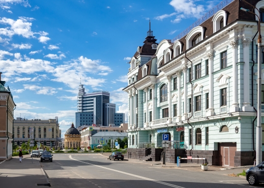 <strong>Элитный деловой центр на Петербургской, 37</strong> – это современное пятиэтажное меблированное здание в европейском стиле с декорированными фасадами в центре Казани.<br />Оно идеально подходит для размещения статусных организаций и является единственным предложением такого уровня на рынке коммерческой недвижимости Казани.<br /> <br />Площадь здания: 3402,8 кв.м., собственность.<br />Площадь земельного участка: 888,5 кв.м., собственность.<br />Ввод в эксплуатацию: 2009 год<br />Конструктив здания: монолитный ж/б каркас на монолитной ж/б подушке толщиной 2 метра.<br /> <br /><strong>Преимущества:</strong><br /><br />• Месторасположение в центре исторической и деловой части города Казани, в 300 метрах от станции метро «площадь Тукая», в 80 метрах от пешеходной части улицы Петербургская, примыкает к красивому скверу города.