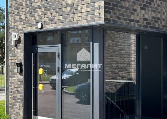 Фасады дома выложены клинкерной плиткой и композитными фасадными панелями, благодаря чему дом органично вписывается в существующий контекст города. <br /><br />Расположение в тихом и уютном центре города порадует удобной инфраструктурой и доступностью к деловой, общественной и развлекательной жизни Казани.