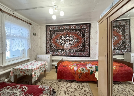 езды.<br /><br />О ДОМЕ:<br />Дом с пристроем представлен кухней, просторной гостиной и 4 спальнями (одна из них летняя - на веранде), санузлом. <br />Газовое отопление, вода - скважина, канализация - выгребная яма. <br />Выполнен косметический ремонт.<br /><br />ОБ УЧАСТКЕ:<br />Форма участка - квадрат.<br />Имеется баня, хоз.