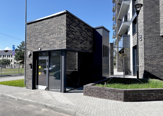 При этом дом скрыт от шумных дорог и позволит насладиться тишиной и покоем после активно проведенного дня.<br />В шаговой доступности находится ст.