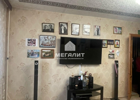 <span style="font-size:16px;"><strong><span style="text-decoration:underline;">Просторная квартира для дружной семьи в надежном кирпичном доме.</span></strong></span><br /><br />Вы искали квартиру, где тепло зимой и прохладно летом, где не слышно соседей и где есть место для каждого члена семьи?
