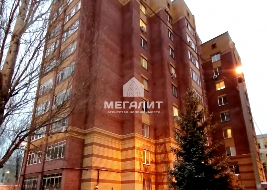 В пяти минутах пешком прекрасный парк «Крылья Советов», стадион «Рубин», спортивный комплекс «Триумф» по ул. О.