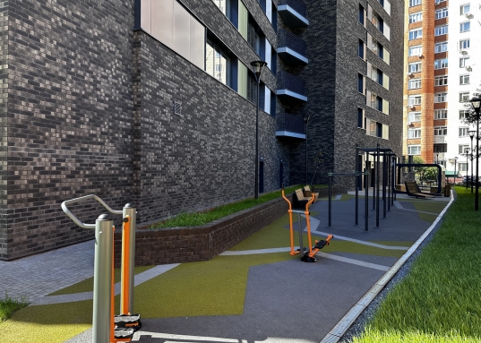 Также на первом этаже предусмотрены<strong> колясочная, велопарковка, пункт охраны</strong>.<br /><br />ЖК "Жилой дом на Хади Атласи"  - <strong>дом клубного формата</strong> всего на 69 квартир с собственным <strong>подземным паркингом</strong> (имеется несколько мест в продаже по запросу).