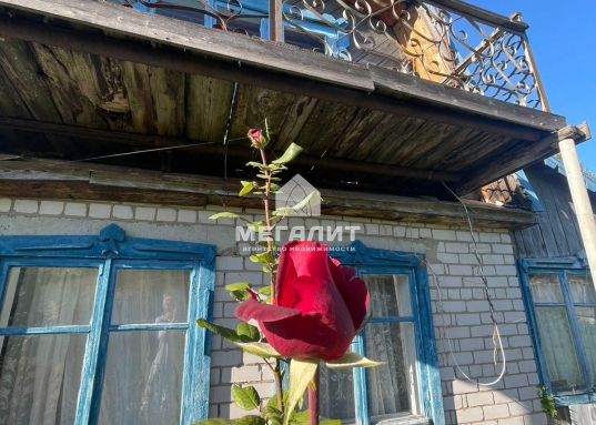 <br />Купить дачу около реки и в окружении соснового леса?<br />Тогда это предложение для вас!<br /><br />Участок и дачный дом в живописном СНТ "Аэропорт" Лаишевского района. <br /><br />Почему стоит обратить внимание именно на этот дом?<br />* Идеальное расположение: Центральная аллея, удобный подъезд прямо от въезда в СНТ.<br />* Уют и комфорт: Небольшой, но очень уютный домик с летней верандой-кухней, где приятно проводить время с семьей и друзьями.<br />* Безупречный участок: Ровный, ухоженный участок правильной формы 6 соток– идеальное место для воплощения ваших ландшафтных идей!<br />* Электричество круглый год, септик (3 кольца), возможность круглогодичного проживания (подъездные пути чистятся зимой).<br />* Соседи: Дружелюбные соседи, проживающие как сезонно, так и круглогодично.<br />* Природа вокруг: Живописное место, рядом Песчаные ковали, СНТ "Весна" СНТ "Полянка" Орловка, Орел, Кордон, Габишево, Волжанка, Бережок, Чистое озеро, сосновый лес – идеальное место для отдыха и прогулок на свежем воздухе.<br />* Голубой залив, р.