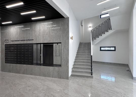 Прекрасная возможность купить квартиру по самой выгодной цене!​​​​​​​<br /><br /><strong>Вашему вниманию представлена просторная 2-евро квартира площадью 55,01 м2 в ЖК "Жилой дом на Хади Атласи" (Вахитовский район Казани).</strong><br /><br />Жилой комплекс бизнес класса от застройщика "Суварстроит" <strong>вводится в эксплуатацию в ноябре 2025 года. </strong><br />Квартира сдается с<strong> черновой отделкой</strong> для удобства воплощения Ваших дизайнерских задумок.