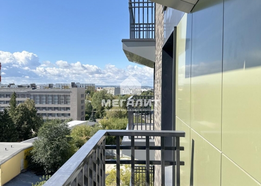 При этом дом скрыт от шумных дорог и позволит насладиться тишиной и покоем после активно проведенного дня.<br />В шаговой доступности находится ст.