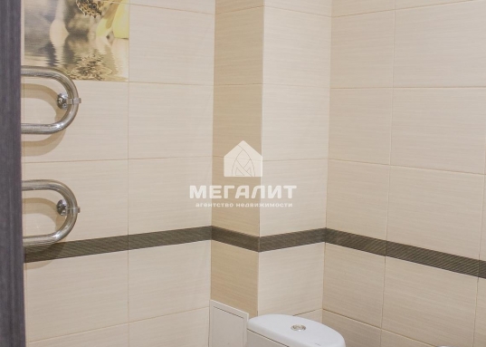 До школы в д.Кощакова регулярно ходит школьный автобус, а до Казани - автобусы каждые 10-15 мин до ст.м. "Проспект Победы".