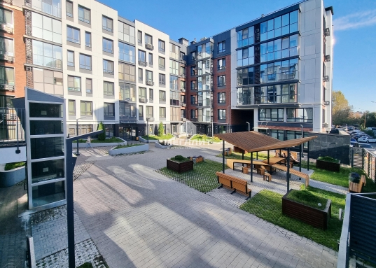 Установлены детская и спортивная площадка, большая зона озеленения и зона отдыха.