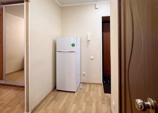 Имеется вся необходимая мебель и техника, для комфортного проживания: кухонный гарнитур, стол, стулья, холодильник, СВЧ, стиральная машина автомат, , в комнатах два диван, шкаф для одежды.Легко доехать до КГМУ, КФУ, КГАСУ, КГИК.В шаговой доступности располагаются по улице Павлюхина «KazanMall», по улице Назарбаева ст.м. Шаляпина, Качалова.