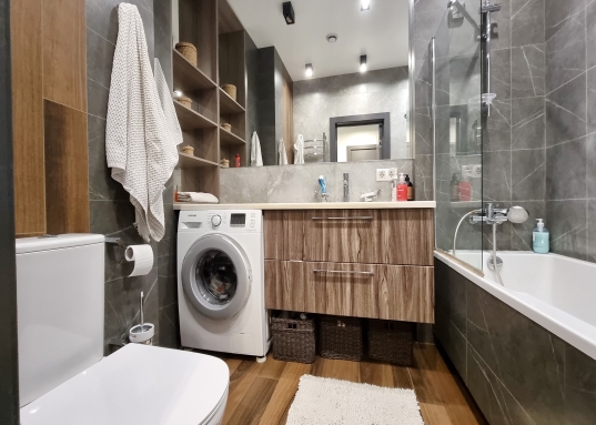 Просторная, наполненная светом гостиная совмещенная с кухней, вместительная гардеробная и  великолепный санузел.