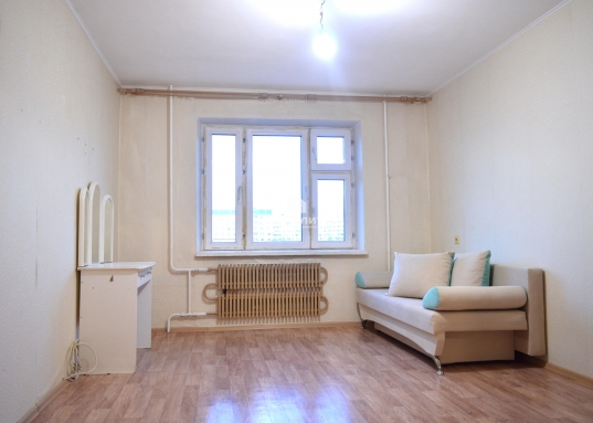 Просторная и светлая квартира идеально подойдет для вашей семьи!<br /><br />Почему выбрать именно нашу квартиру?<br /><br />Удобное местоположение с развитой инфраструктурой<br />Идеально для длительной аренды.<br />Прекрасный ухоженный подъезд и двор<br />Возможность парковки автомобиля возле дома<br />Обустроенная игровая зона для детей и зеленая придомовая территория<br /><br />Район обладает всеми преимуществами для комфортного проживания:<br /><br />- Образовательные учреждения: гимназия №179 во дворе, Русско-татарская школа №34, детские сады («Адымнар» и ещё несколько дошкольных заведений)<br />- Транспортная доступность: станции метро "Козья слободка"<br />- Улицы поблизости: пр.Ямашева, ул.Амирхана, ул.Четаева, ул.Сибгата Хакима, ул.Нигматуллина, ул.Меридианная, ул.Абсалямова, , ул.Мусина.<br />- Бульвар Белые Цветы и Парк Победы в пешей доступности.<br /><br />В квартире косметический ремонт и необходимая бытовая техника:<br />- Холодильник<br />- Стиральная машина<br />- Кухонный гарнитур<br /><br /><br />Звоните и забронируйте показ уже сегодня!