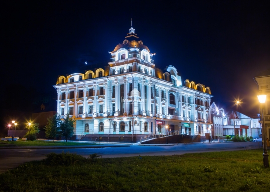 <strong></strong><strong>Продам помещение в центре Казани.<br />В деловом центре премиум-класса, 2009 г.п.</strong><strong></strong><br /><br />Первый этаж, первая линия, ул. Петербургская д.37, в 300 метрах от станции метро «пл.