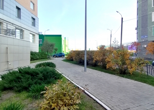 При продаже остается вся мебель и техника: встроенный кухонный гарнитур, варочная панель, холодильник, духовой шкаф, двуспальная кровать, шкафы.<br />            <br />       Дом расположен в самой востребованной и престижной локации Ново-Савиновского района, объединяющий современный ритм мегаполиса и комфорт развитой инфраструктуры.
