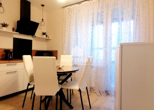 <strong>До Центра 10 минут.</strong></p><p>  <strong>  </strong> <strong>Предлагаем однокомнатную квартиру в центре Советского района по ул. Петра Полушина, д.4 в доме, расположенном напротив торгового комплекса Мегга.</strong></p><p>     Дом повышенной комфортности, закрытый двор, видеонаблюдение, система умный дом.</p><p>      В квартире сделан современный ремонт, имеется вся необходимая мебель и техника для комфортного проживания:</p><p>- двуспальная кровать;</p><p>- диван раскладной;</p><p>- обустроенная гардеробная;</p><p>- кухонный гарнитур;</p><p>- свч печь;</p><p>- телевизор;</p><p>- кондиционер;</p><p>- стиральная машина;</p><p>- холодильник.<br /><br />    Жилой комплекс расположен в центре Советского района, развитая инфраструктура, все, что необходимо для жизни находиться в шаговой доступности, напротив, по ул. Пр.