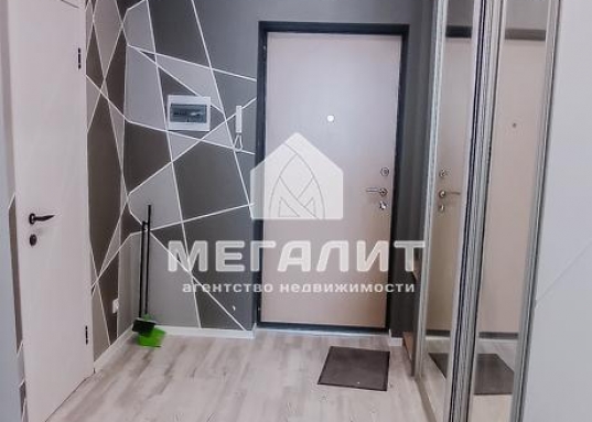 Рядом располагается продуктовые магазины, аптеки.