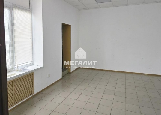 Сдаю в долгосрочную аренду торговое помещение с высоким автомобильным и пешеходным трафиком!<br /><br /><strong>Помещение общей площадью 174.8 кв.м. расположено на границе Московского и Кировского районов по адресу ул. Восстания, д. 92.</strong><br /><br />Помещение находится на 1-ом этаже нежилого здания, возведенного на 1-ой линии одной из самых высокооживленных проезжих частей г. Казани.