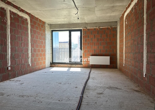 <br /><strong>Желаете купить просторную 3-евро квартиру в центре Казани?<br />Продам квартиру площадью 94 м2 на 7 этаже ЖК "Жилой дом на Хади Атласи" (Вахитовский район Казани).</strong><br /><br />Жилой комплекс бизнес класса от застройщика "Суварстроит" <strong>вводится в эксплуатацию в ноябре 2025 года. </strong><br />Квартира сдается с<strong> черновой отделкой</strong> для удобства воплощения Ваших дизайнерских задумок.