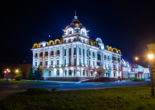 <strong></strong><strong>Продам помещение в центре Казани.<br />В деловом центре премиум-класса, 2009 г.п.</strong><strong></strong><br /><br />Первый этаж, первая линия, ул. Петербургская д.37, в 300 метрах от станции метро «пл.