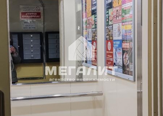 Продается 1-комнатная квартира на 5-ом этаже по ул. Абсалямова д. 28 (Ново-Савиновский район).<br /><br /><strong><em>О преимуществах квартиры:</em></strong><br />- не угловая, вид из окна на бульвар «Белые цветы»<br />- общая площадь квартиры 34,8 кв.м, без лоджии 33,7 кв.м<br />- кухня правильной формы 9,1 кв.м с выходом на застекленную лоджию<br />- совмещенный санузел 3,1 кв.м<br />- в прихожей имеется удобное место для гардеробного шкафа<br />- просторный закрытый тамбур на 3 квартиры<br />- в квартире все остается<br />- ремонт можно сделать по своему вкусу<br /><br /><em><strong>О доме и инфраструктуре:</strong></em><br />- дом с идеально чистым подъездом и новой входной группой<br />- 2001 года постройки<br />- новый лифт<br />- благоустроенный двор с детской площадкой<br />- рядом детские сады и престижные школы<br />- парки и скверы для прогулок и отдыха<br />- до метро «Козья Слобода» 12 минут пешком<br />- до остановок общественного транспорта 5 минут пешком<br />- рядом ТЦ Парк Хаус, Парк Победы, ТЦ Тандем, набережная Казанки, Чаша, Лемана Про, Татнефть арена, РК Ривьера – все в шаговой доступности<br /><br /><em><strong>О документах:</strong></em><br />- 1 взрослый собственник<br />- без занижений и обременений<br />- проходит по ипотеке<br />- чистая продажа<br /><br />Рядом расположены улицы: Чистопольская, Мусина, Меридианная, Четаева, Сибгата Хакима, Ямашева, Амирхана.<br /><strong>Звоните, покажем в удобное для Вас время.</strong><br /><br /><em><strong>С уважением, ваш гид в мире недвижимости, Эльмира Шайдуллина.<br />АН «МЕГАЛИТ» основано в 2004 году.