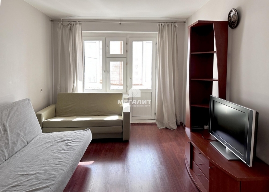 Квартира светлая, очень уютная. <br /><strong>Стены под покраску, полы ламинат, санузел выложен кафелем, установлена душевая кабина</strong>.