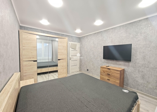 Окна выходят во двор и улицу.<br />В квартире есть все необходимое для проживания:<br />- в спальне: двуспальная кровать, телевизор, кондиционер, шкаф, 2 прикроватные тумбы, комод.<br />- в зале: диван, телевизор, кондиционер.<br />- на кухне: встроенная техника (холодильник, посудомоечная машина, духовой шкаф, микроволновка, эл.