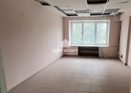 Помещение располагается на первой линии Сармановского тракта, в жилом массиве, что обеспечивает высокий пешеходный и автомобильный трафик.