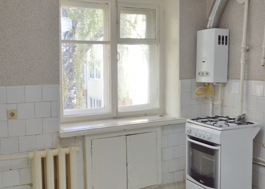 Отличный вариант для семьи или под инвестиции!<br /><br />О квартире:<br /><br />• Общая площадь — 55,9 м²<br />• Две большие светлые изолированные спальни  10 м² и 12,2 м², кухня — 6,4 м²<br />• Гостиная с выходом на балкон<br />• Санузел совмещённый<br /><br />Состояние: квартира требует ремонта — есть возможность воплотить свои идеи и создать интерьер по вкусу<br />Дом кирпичный — хорошая тепло и шумоизоляция<br /><br />Расположение:<br /><br />• Благополучный, зелёный и спокойный район<br />• Рядом Русско-немецкая Швейцария, пляж, парк им. Горького<br />• Вся инфраструктура рядом: поликлиника, детсады школы, ВУЗы, магазины, остановки Советская площадь, Ершова, Космонавтов, рядом элитные жилые комплексы Арт сити, 21 Век (Камалеева, Кариева)<br />• Арт Центр, ТЦ Корстон<br /><br />Транспортная доступность:<br /><br />• удобная транспортная развязка, остановка автобусов и троллейбусов буквально в нескольких минутах ходьбы от дома<br />• до центра 7 мин на машине<br /><br />О сделке:<br /><br />• Один взрослый собственник<br />• Без обременений, занижений и детских долей<br /><br />Документы готовы, быстрый выход на сделку<br /><br />Звоните — с радостью организуем просмотр!